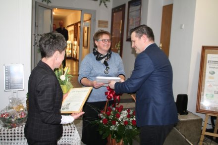 Burmistrz Miasta Wisła Tomasz Bujok składa gratulacje autorce wystawy Ewie Lazar